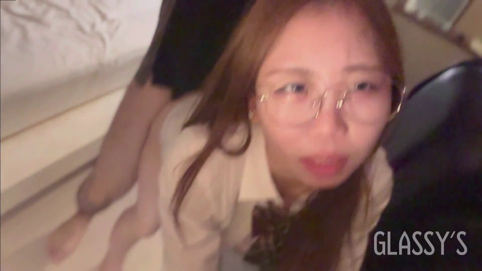 FC2-PPV-4665799 18歳の制服姿でメガネを掛けた可愛い女性と中出しセックス、GLASSY