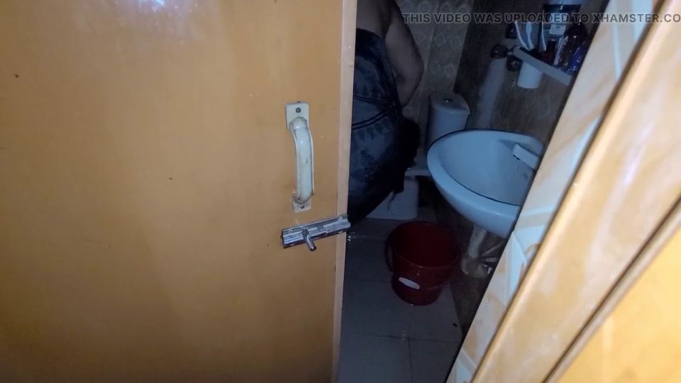 Abre Mi hermanastra estaba tomando una ducha con la puerta abierta y yo estaba mirando hacia adentro.