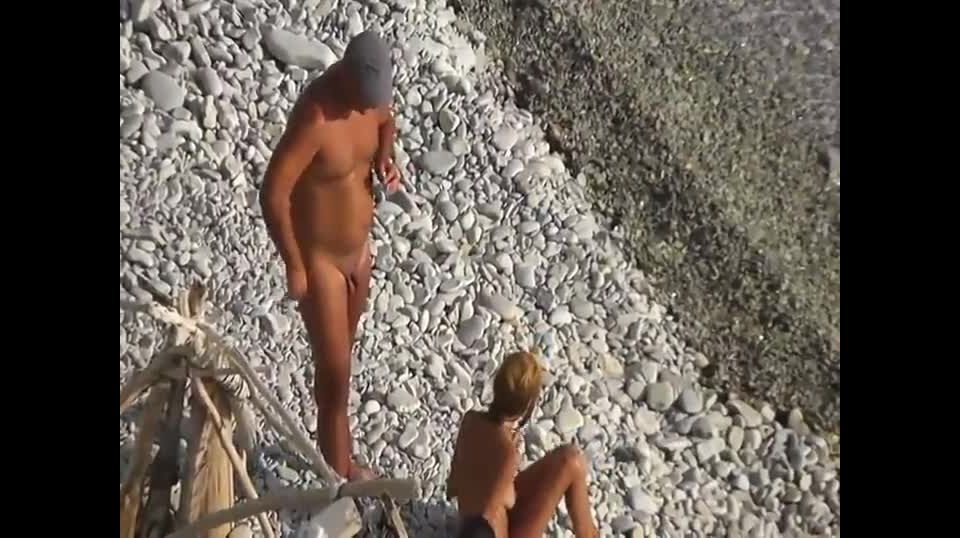 Horny couple spied on a beach