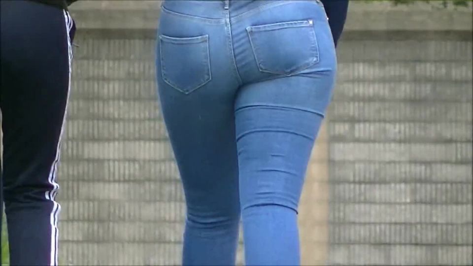 Candid thick round teen ass in jeans walking