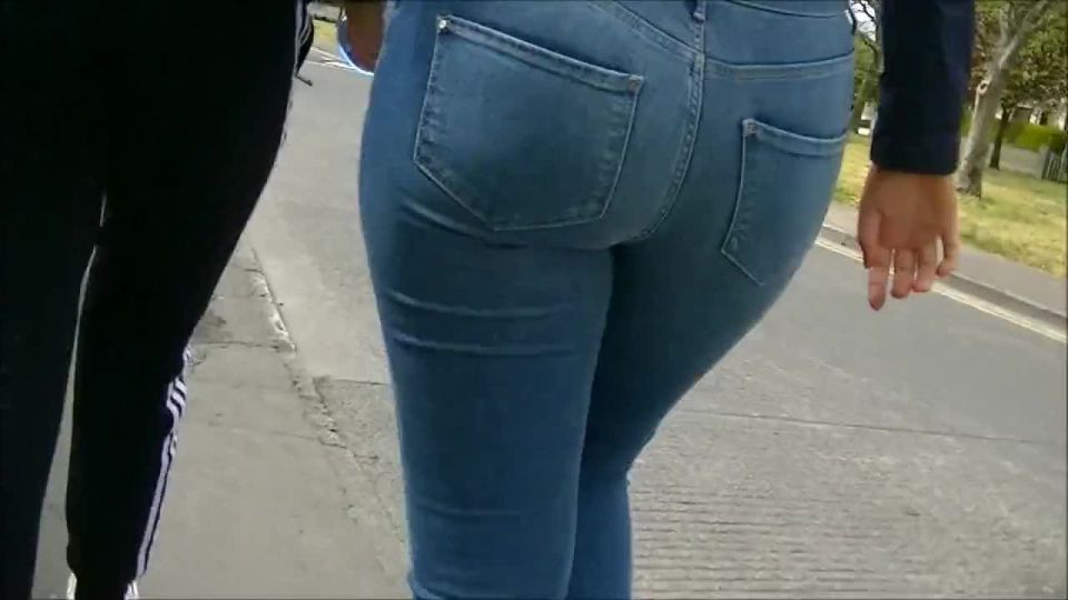 Candid thick round teen ass in jeans walking