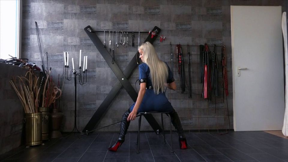 FEMDOMFOTO - Lady Marisa - La Señora de la Policía Cruel (alemán).