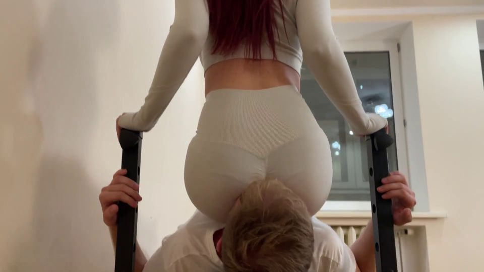 Pequeña princesa FemDom: El peso de la cara en pantalones de yoga HD