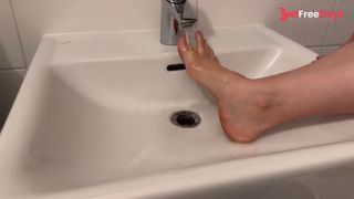 [GetFreeDays.com] Washing my dirty feet Porn Leak April 2023