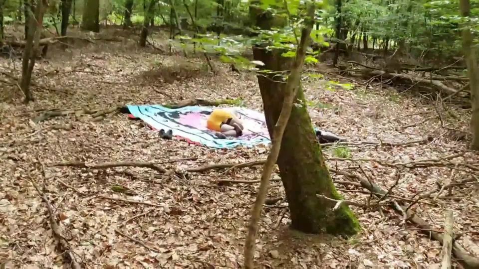 video 11 LovlyLuna - Ruhendes Maedchen im Wald gefunden on german porn wild hardcore porn