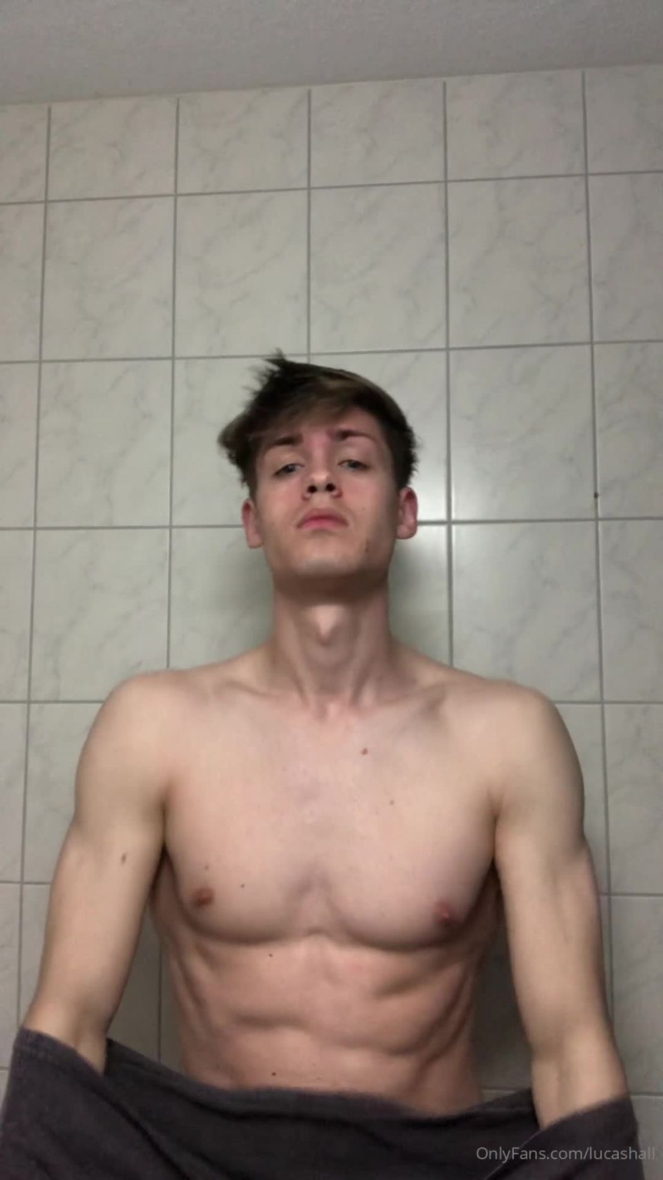 Lucas Hall () Lucashall - flexing after home workout 29-04-2020