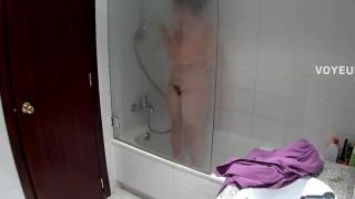 Chubby house guest spied in a shower BBW!