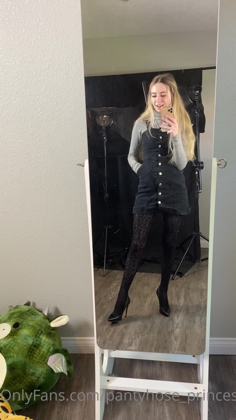 Rileydee99 - pantyhose princess99 () Pantyhoseprincess - outfit of the day 03-04-2021