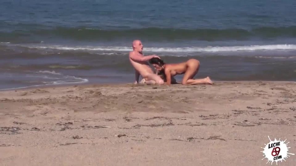 Leche 69 franceska jas squirting on a public beach - 330512 -12