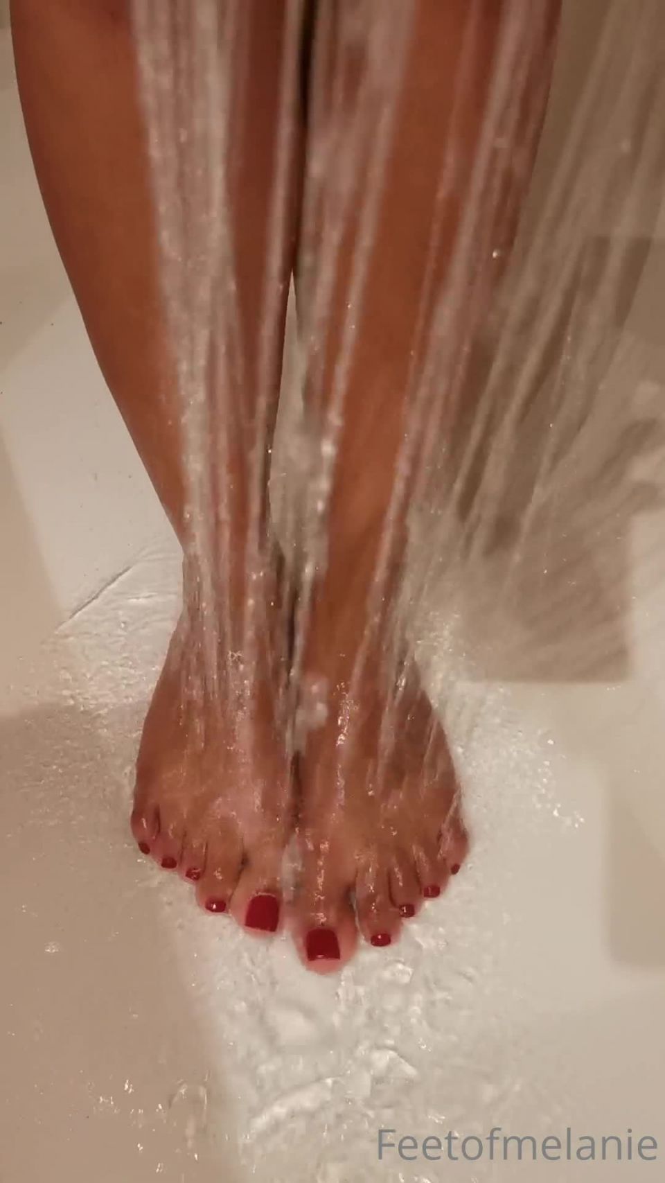 [Onlyfans] feetofmelanie Keeping my gorgeous toes clean 27303923