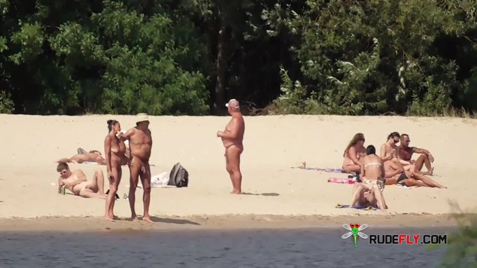 Naked teen riding a horse at the strand turns heads