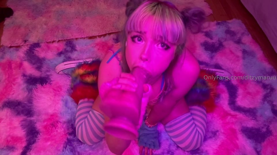 Garganta profunda DitzyMaruu Garganta profunda Un gran Dildo DitzyMaruu