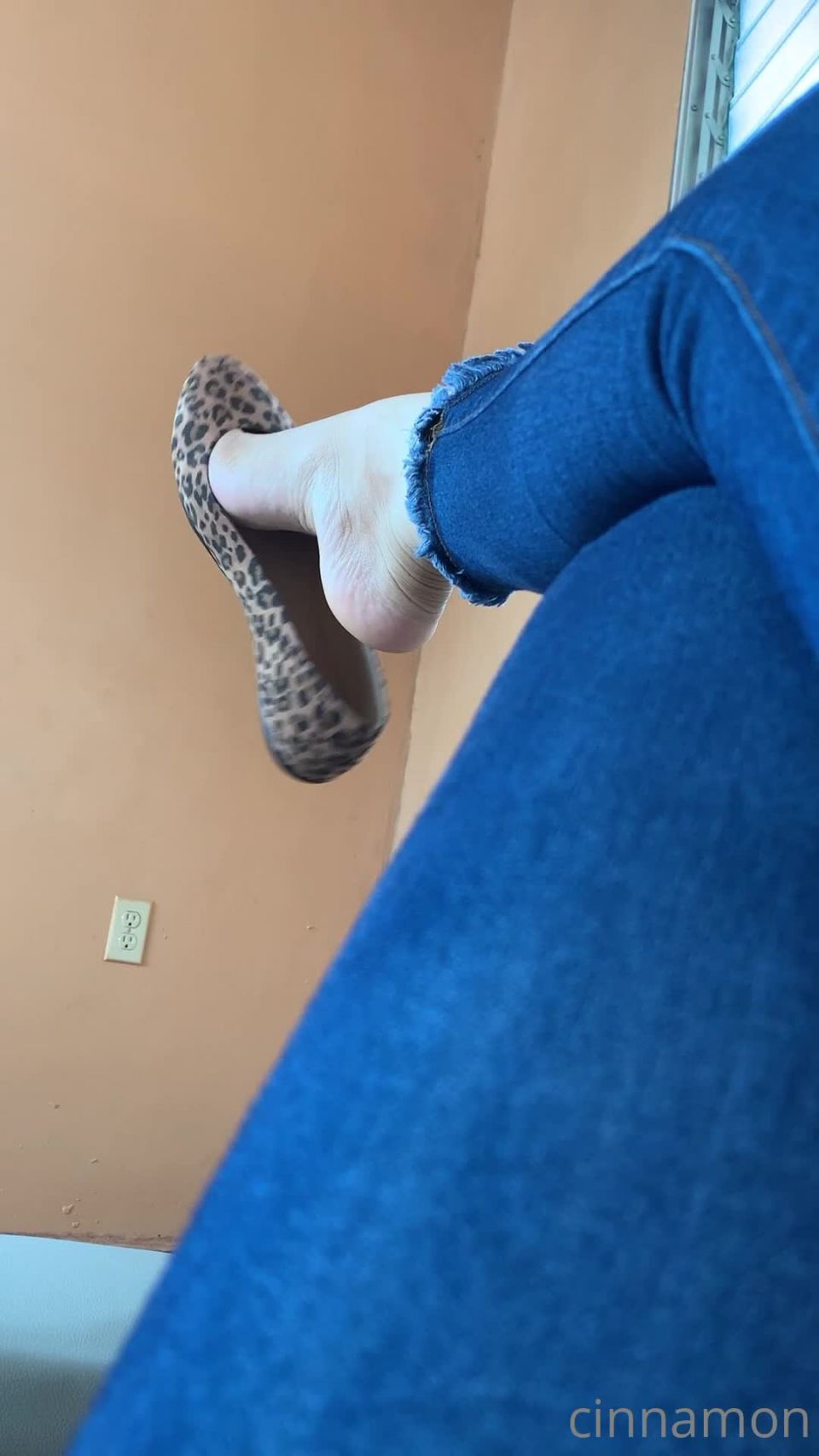 Onlyfans - cinnamonfeet2 - Goddess Cinnamon VIP - cinnamonfeetYoure so lucky to worship my feet every day now i leave you with the view I have when - 30-05-2021