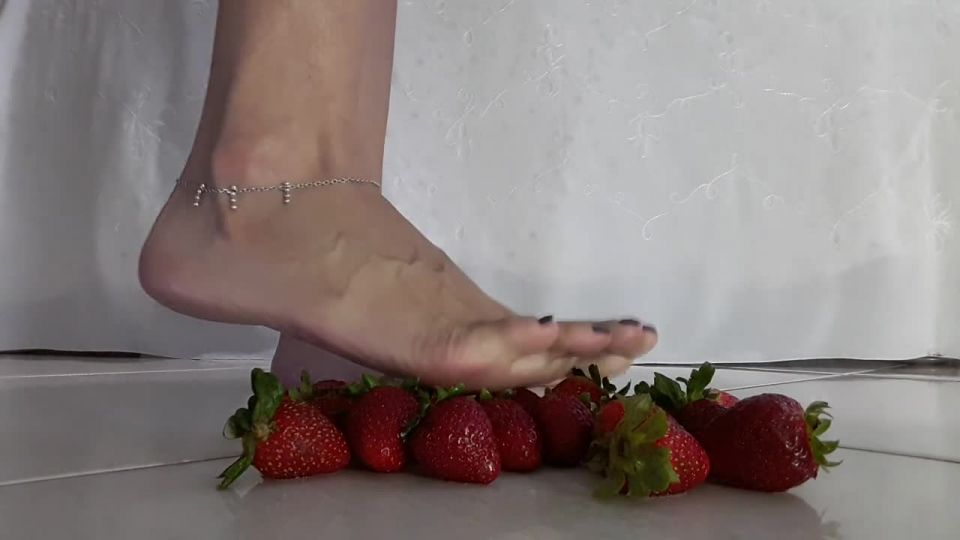 Lola - thefeetoflola Thefeetoflola - food crush strawberry made my slave eat from the floor min 23-09-2018