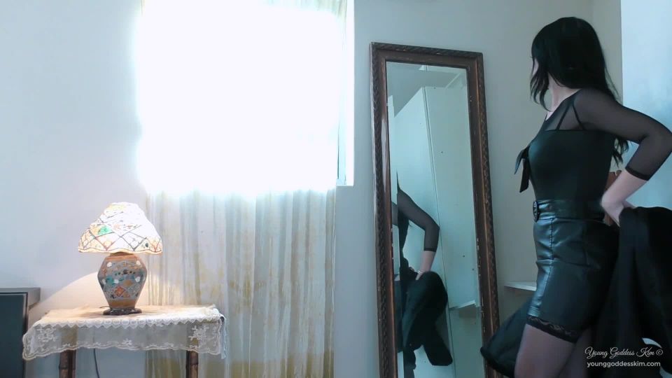 xxx video gratis 35 Diosa joven Kim - El zapato vivo en fumar femdom militar