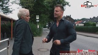 Blonde Milf wird auf der Strae angequatscht und zum Ficken berredet