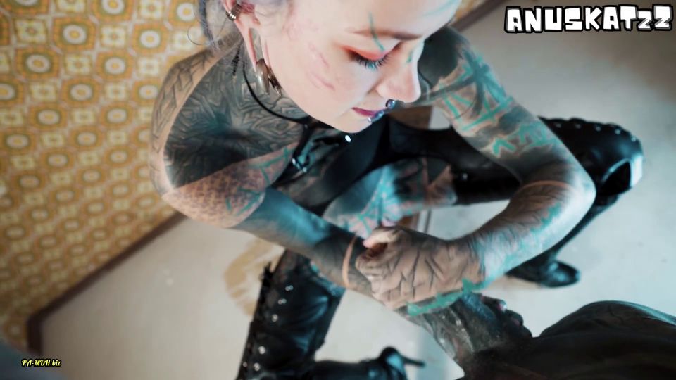 [K2S.CLUB] Anuskatzz - Tätowierter pornostar in high heels fingert sie anal und gibt einen bl... - FullHD 1080P