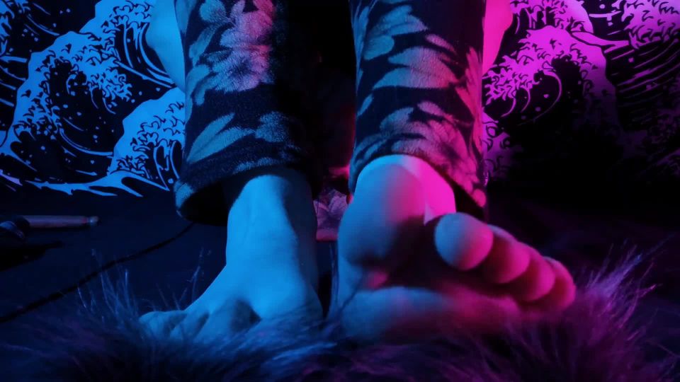 Asmr feet on fluffy microphones