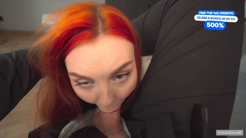 Eva Soda - Una secretaria tetona abrió para que el jefe anotara una promoción / Sexo de oficina - FullHD 1080P