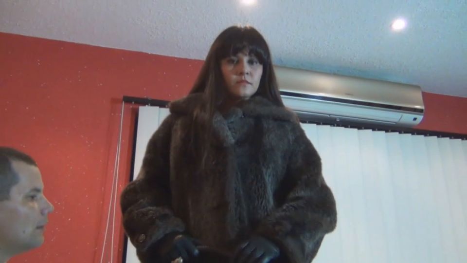 La reina se embriaga con el pelo bajo, Showin.