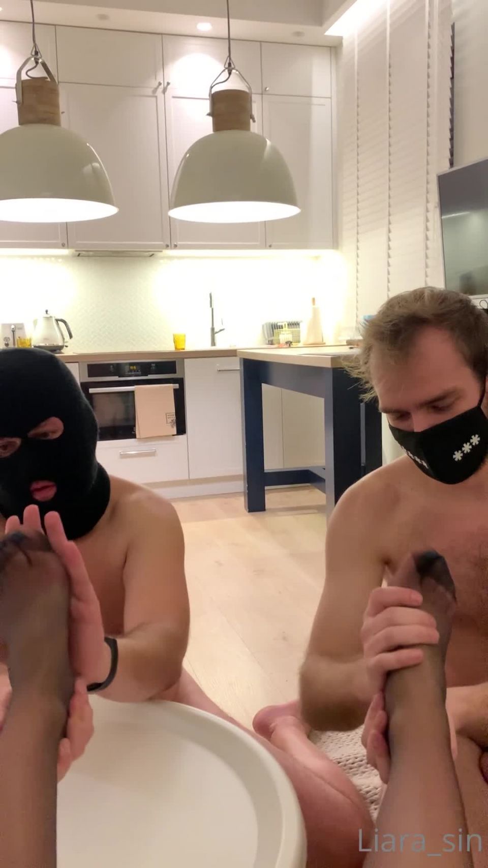 Liara Sin 18-01-2021 – Te dwa kundle miay WIELKI zaszczyt masowac i caowac stopy swojej Krolowej  708 Femdom!