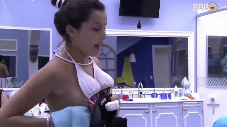 Big brother Brasil 2017 - double oops from this nice  contestant