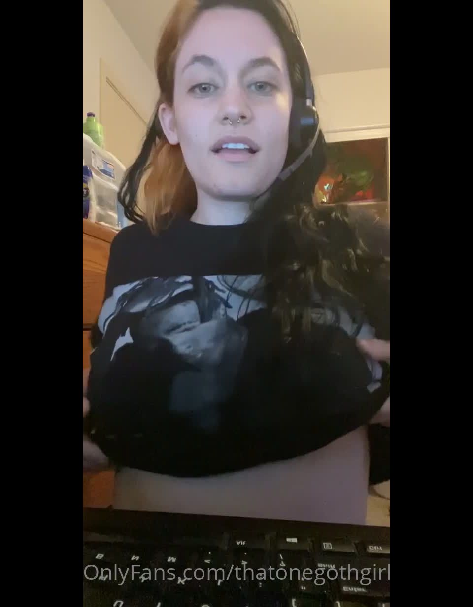 ThatOneGothGirl () Thatonegothgirl - its titty tuesdayyyyy also update got broken up with yesterday tip or have me ma 10-06-2020