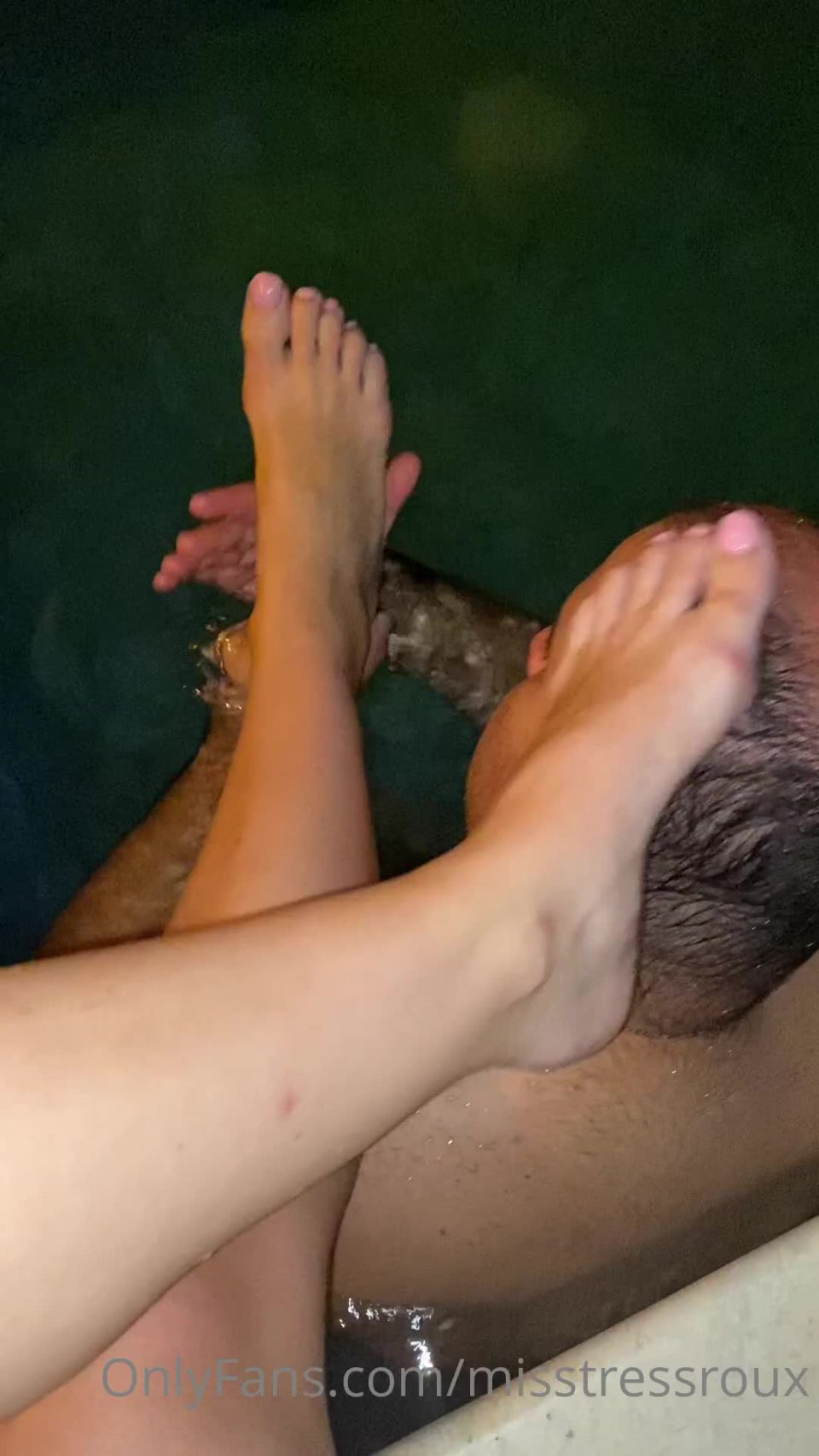 GingerAlesFeet - misstressroux MisstressrouxI love a foot massage in the swimming pool - 06-05-2020 - Onlyfans