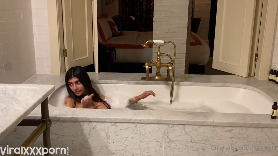 Anal porn Mia Khalifa Mia Khalifa Video En topless en el baño