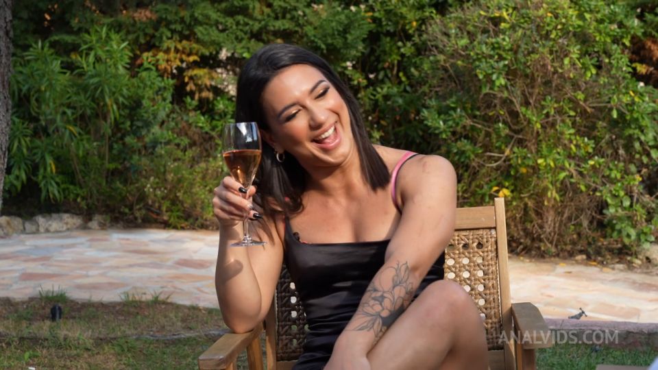 Lena Coxx, The Queen - Et Se Tapent 2 Mecs Dans En Vacances Le Sud HD 720p - Brunettes