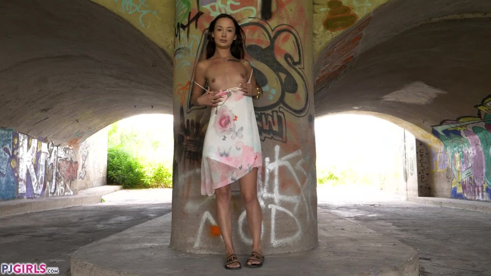 Pjgirls presents 2019-07-10 – Frea Dee – Frea Under Bridge(Fisting porn videos)