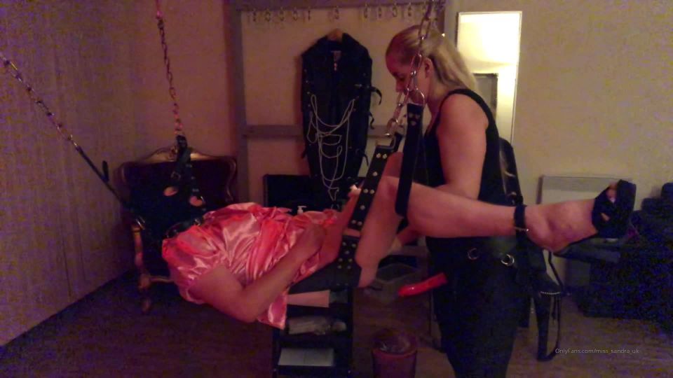 Miss Sandra - Pegging the sissy on the sling Video Sex D...