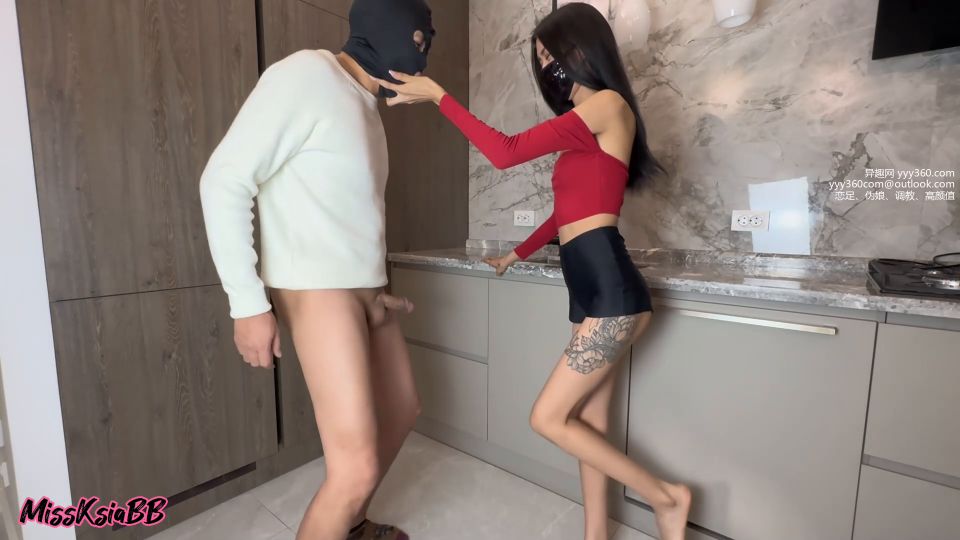 Mis piernas jóvenes tienen hambre de bolas de explosión..