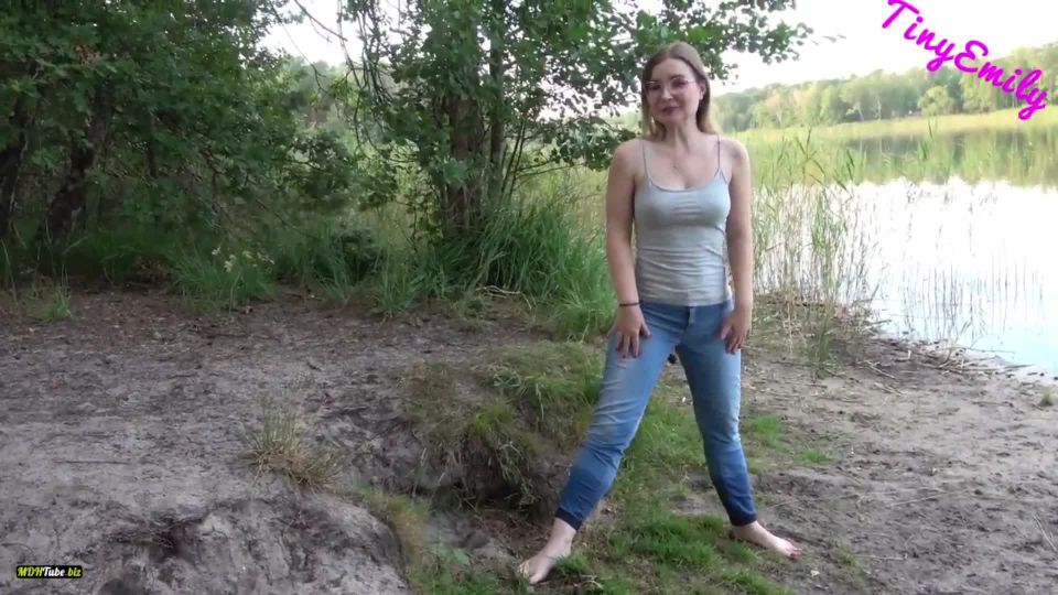 TinyEmily - OMG ich hab mir in die Hose gemacht - Mein Erstes JeansPiss Video Natursekt  - 2020