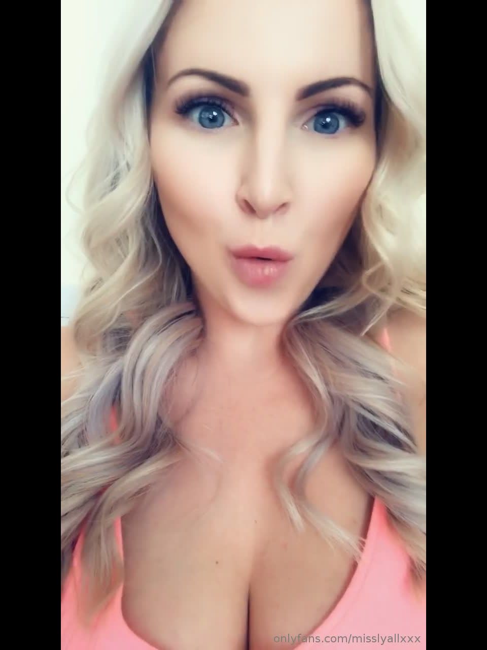 GeorgieLyallXXX Misslyallxxx - playing while the removal men are taking my stuff out lol shhhhh 24-05-2019
