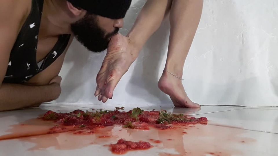 lolitafeet  Food crush - Strawberry  on feet porn 