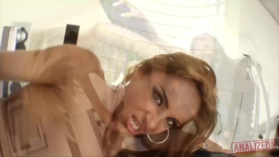 Bonnie Bunny, Clara G - Bonnie Bunny toma un primer lugar a las muñecas - Lesbiana