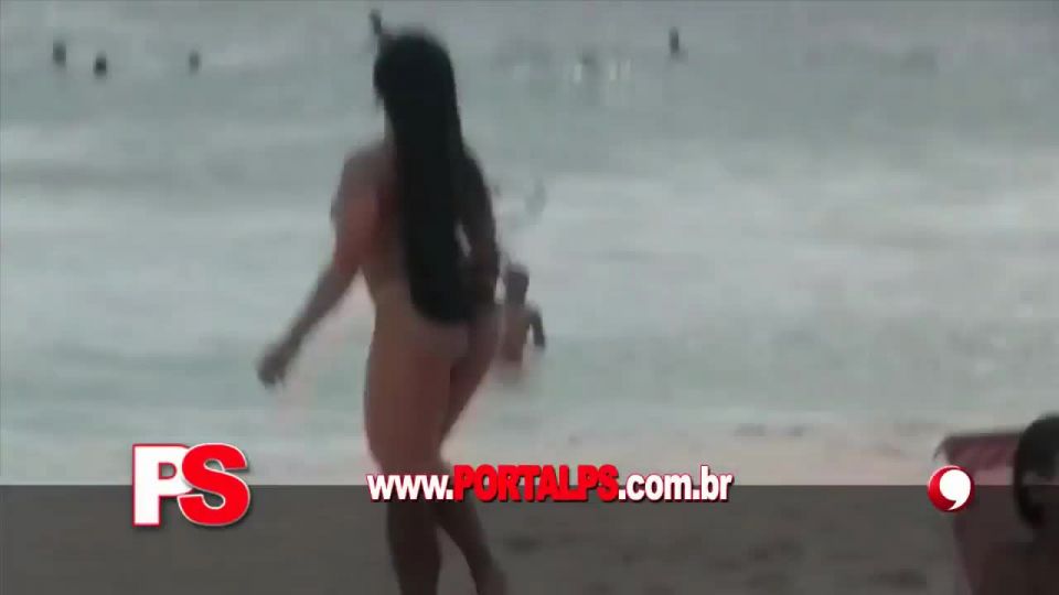 Downblouse accident in a Brazilian beach  1 280