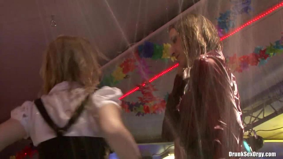 TiffanyDollColección DrunkSexOrgycom Bob27s B-Day Parte 1 ducha 03032011