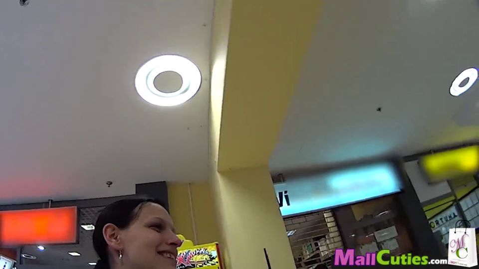 Teen Providing Blowjob In The Shopping Centre And Got Fucked