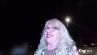 clip 17 FAKings presents Señora Fina – Los yogurines las prefieren Grannies. Vuelve la Sra Fina a la caza de un nuevo pichón: Se lo come por los pies, goddess brianna femdom on mature porn 