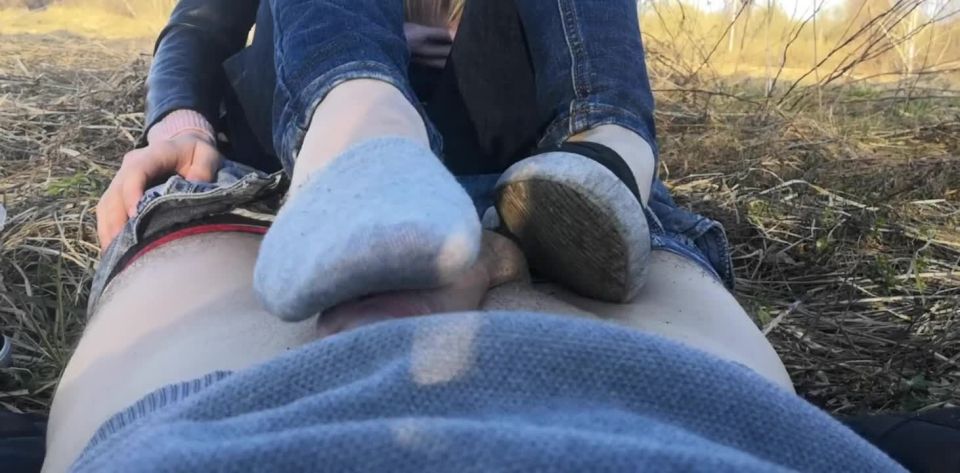 Oksifootjob - Public Footjob And Socks Job From Beauty On In The Park Close View,  on feet porn 