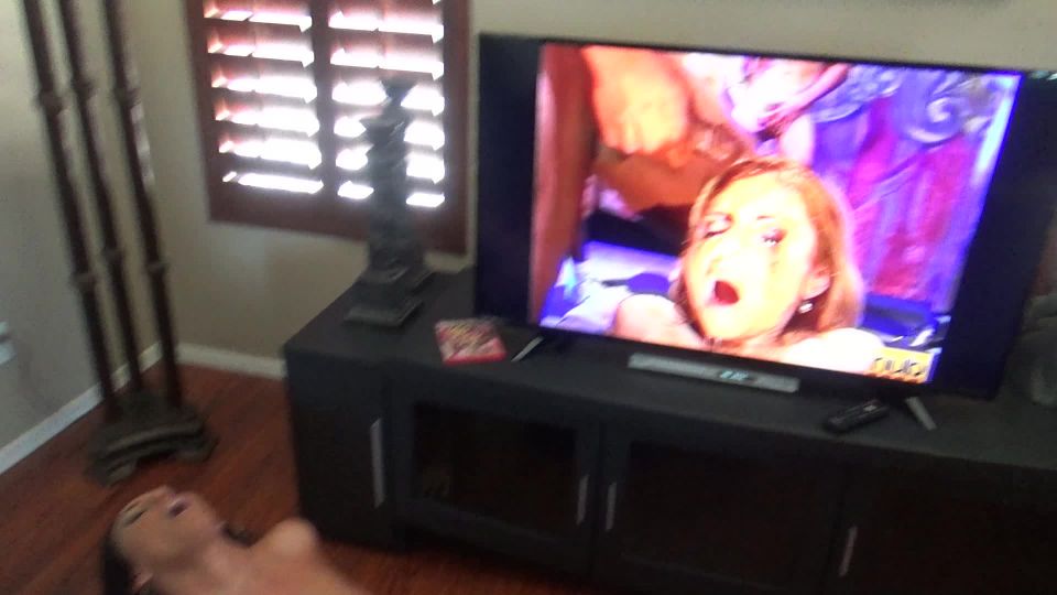 Katie71 – Mom’s Watching Bukkake Porn!!!