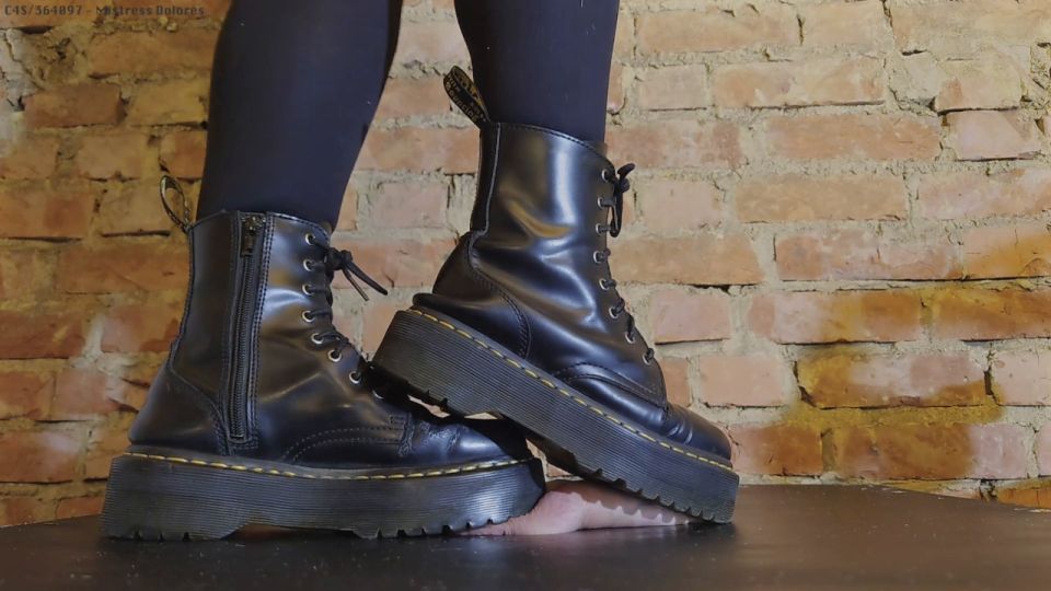 Señora Dolores Esclavo - Sargento Dolores BOOT CAMP - Arranque de Trampas en Plataforma Dr. Martens - HD 720P