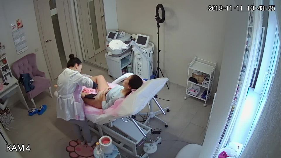 Hz Voyeur in cosmetic salon 14