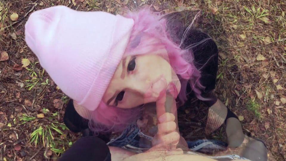 Ellie Moore - Sucumbido a la tentación y follado un lindo demonio en el bosque Full HD - Sexo público