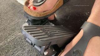 [K2S.CLUB] Un zapato de bombeo de pedal - CBT Cock aplastamiento y fetiche de zapatos con bien desgastado y sucio Birkenstock Gizeh Sandalias - 4K 2160P