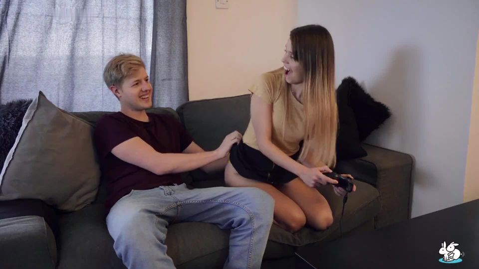 Jamie - Young - Süßes Gamer Girl wird von ihrem Freund gecreampied - Germany