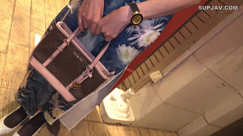 Reducing Mosaic MAAN-1056 【美尻チャイナ服と放尿プレイ】欲求不満美女が大好きな男優と全力セックス！無修正チ●コに大興奮でオナりながら歯磨きフェラ！がっつり中出し後も「もっとシたいのに…」エグイ手コキで強●勃起！ヤリまくり出しまくり生ハメ連戦！！【Thanks Bitch】【愛奈】 蒼山愛奈