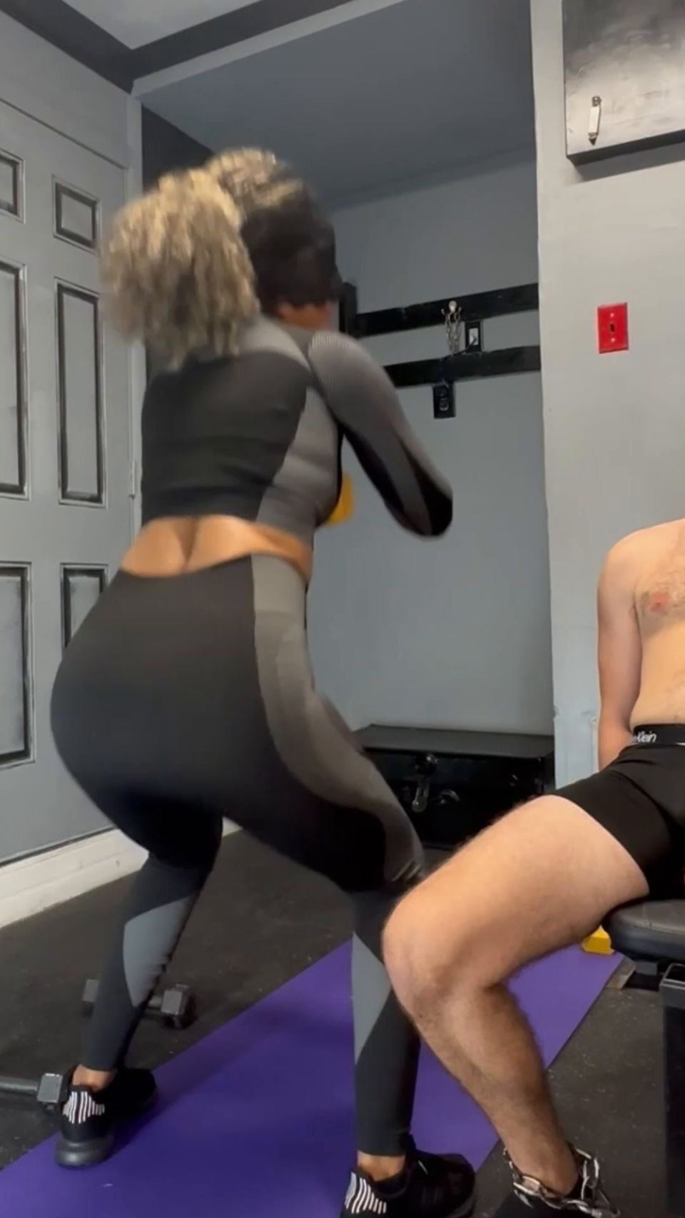 [K2S.CLUB] Bola de bateo Bianca - Dominabianca - Bola de entrenamiento Betas tuercas toman una paliza Estompping patadas golpes e incluso un dumbbell - FullHD 1080P